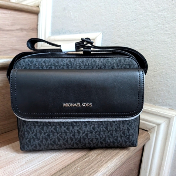 NWT Michael Kors Cooper Medium Signature Logo Camera Bag In Black - Picture 1 of 3